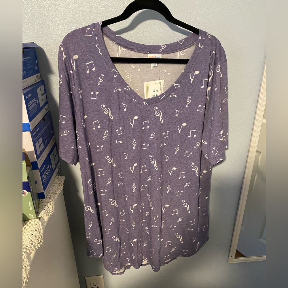 Brand new iris, V-neck tunic T-shirt by LulaRoe